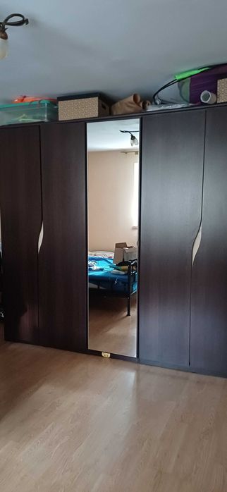 Duża szafa z lustrem