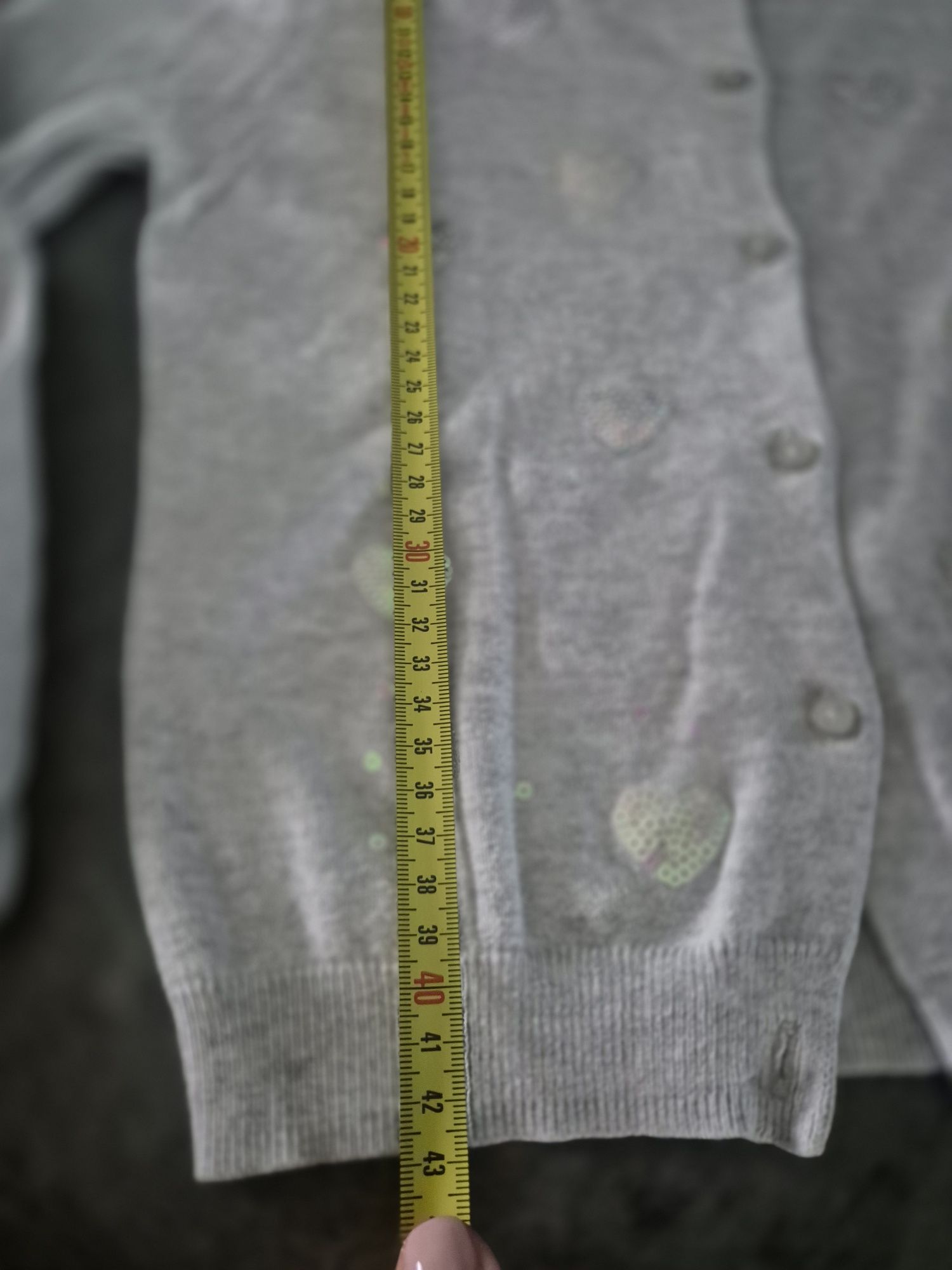 Sweterek szary H&M cekiny serduszka cienki 122 128