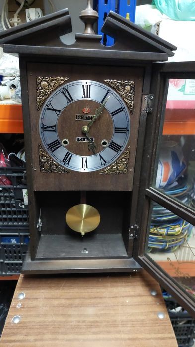 Relógio de parede com pêndulo - de corda - marca FRONTIER