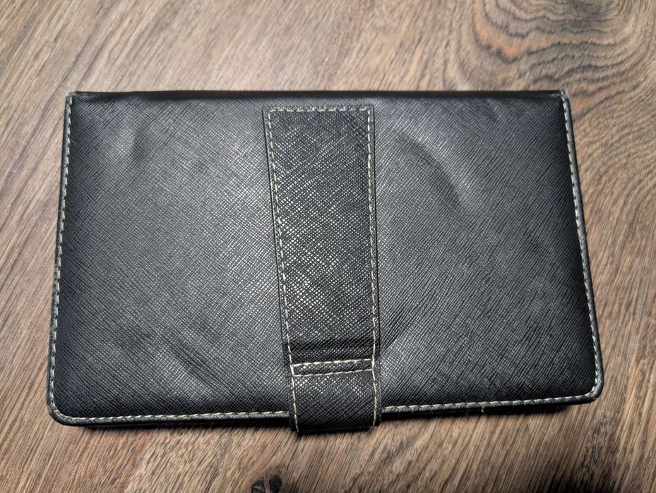 Планшет з клавіатурою-чохлом