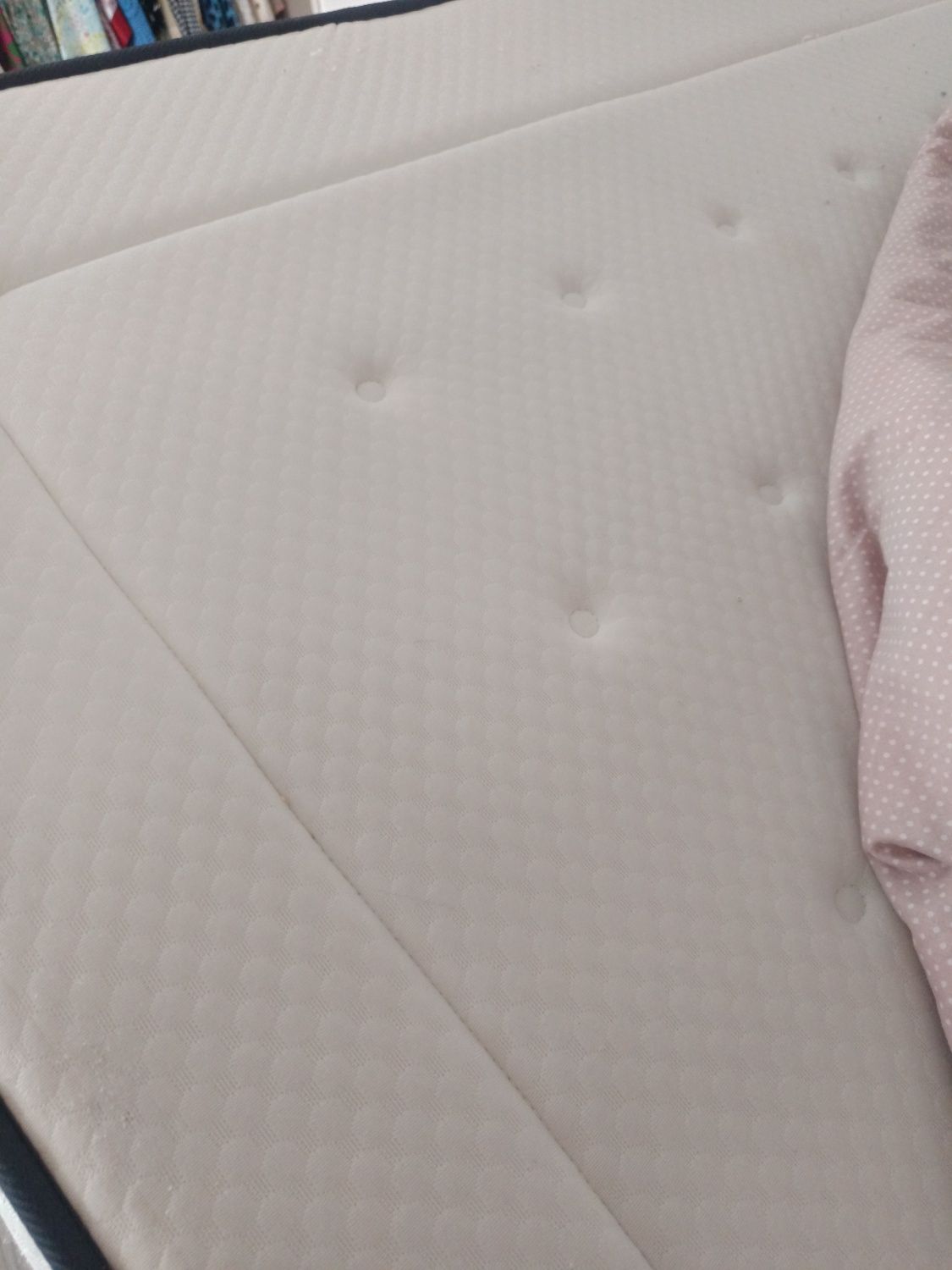 Cama com cabeceira estufada 200x160cm