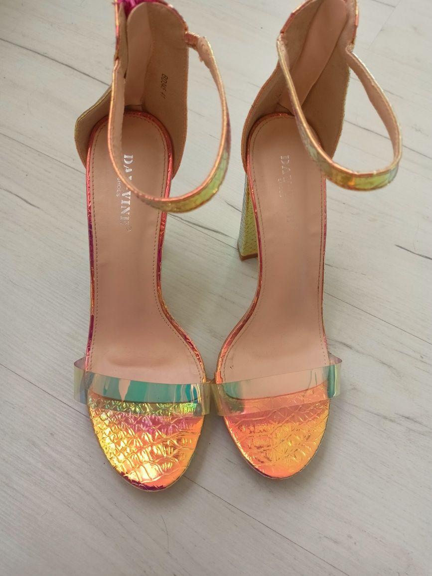 Holograficzne buty na słupku 41