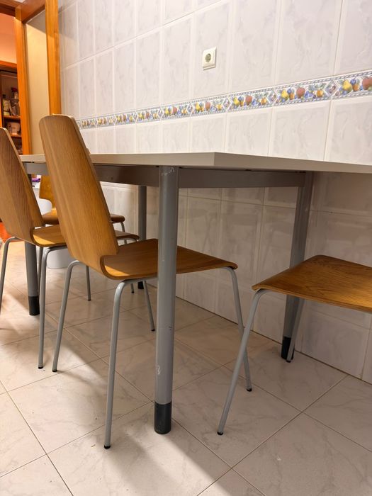 Vendo mesa com cadeiras