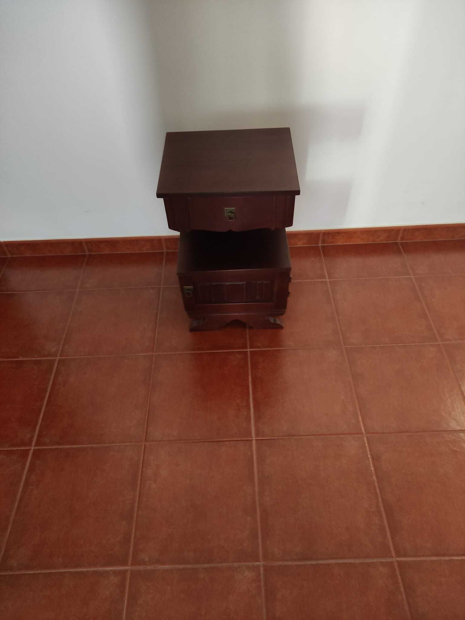Mesas de Cabeceira Vintage em Madeira – Conjunto de 2 Unidades