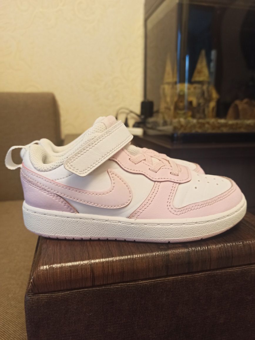 Оригінал NIKE Шкіряні  кросівки для дівчинки, 27 розмір, устілка 17.5