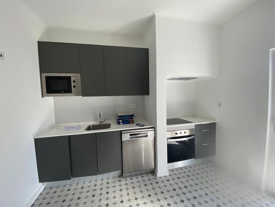 Arrenda-se renovado com logradouro