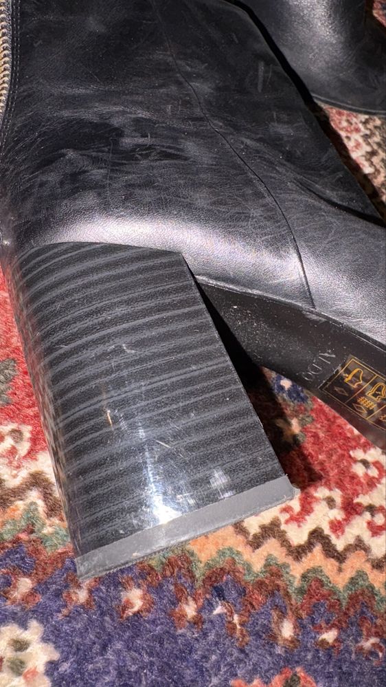 Botas pretas com fecho atras