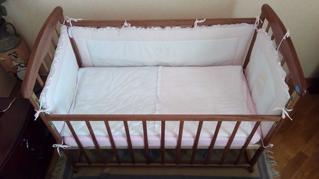 Детская кроватка с матрасом и постелью