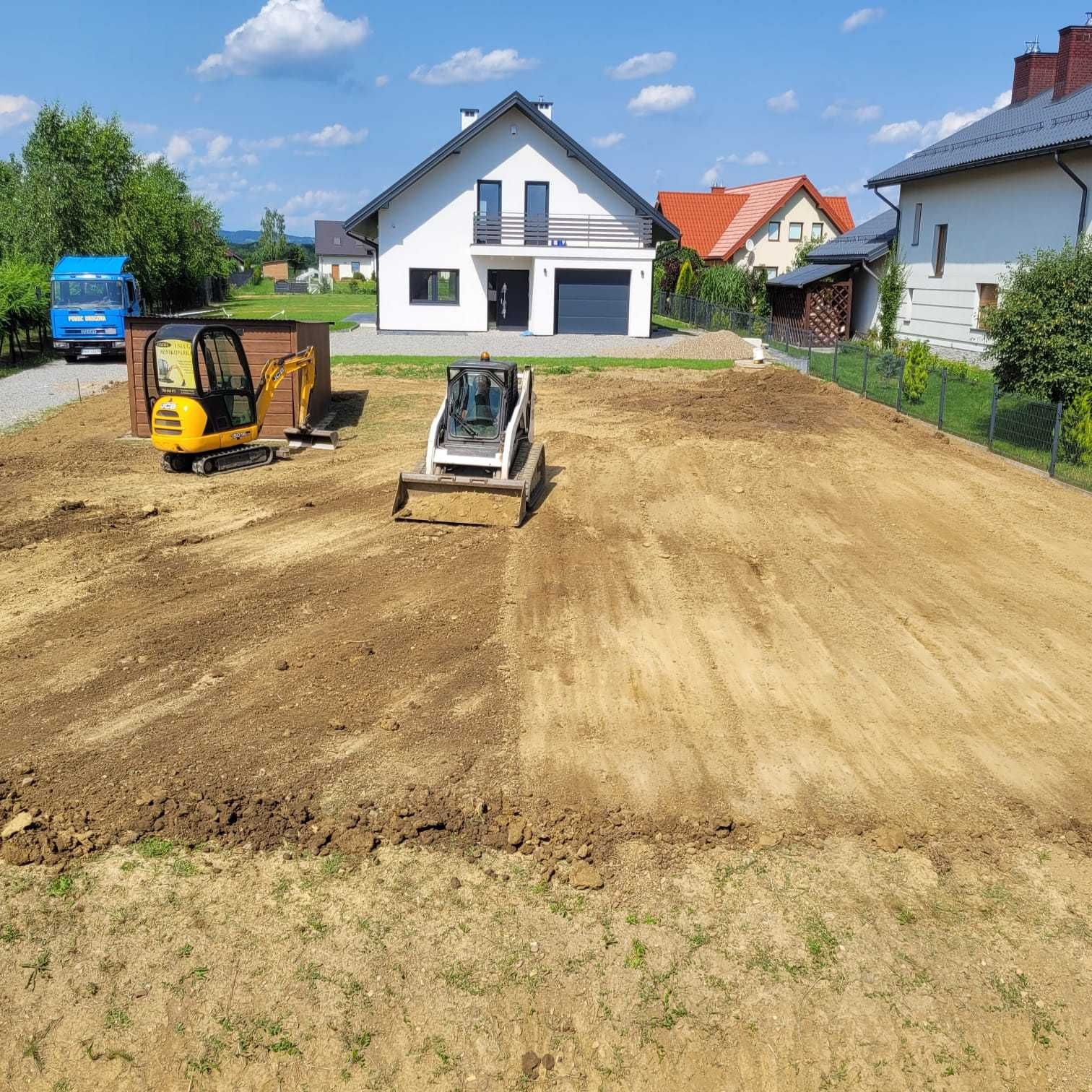 Zakładanie trawników Niwelacja terenu Usługi glebogryzarką separacyjną