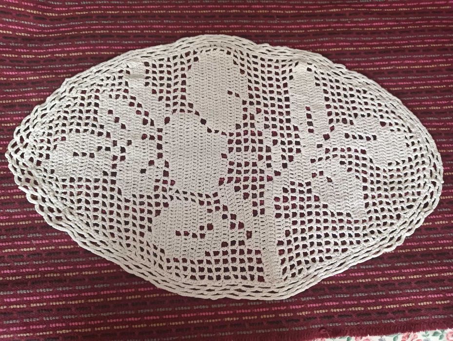 Naperon de Renda Crochet branco motivo flor 65x42cm