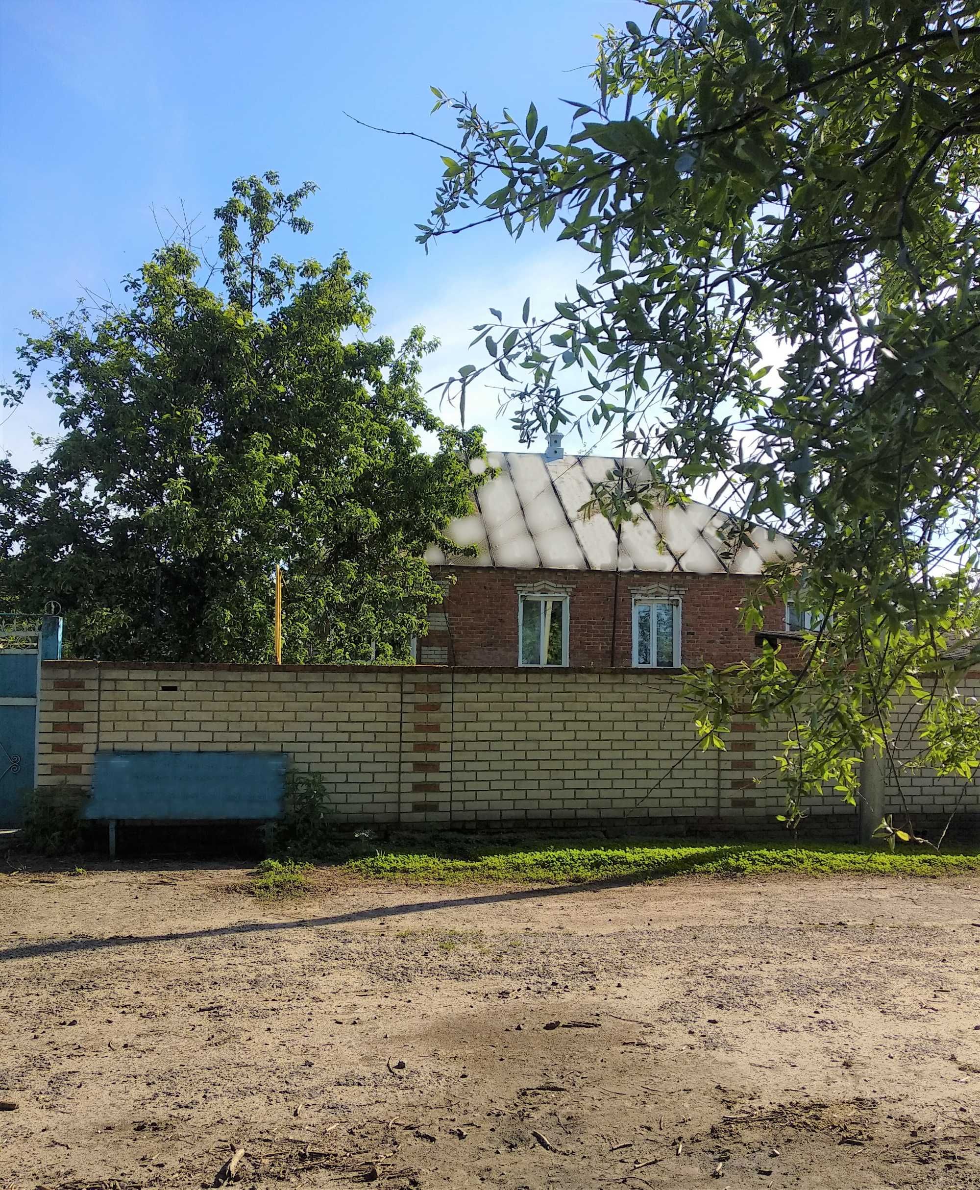 Великий житловий будинок у селі Кленове Богодухівського району