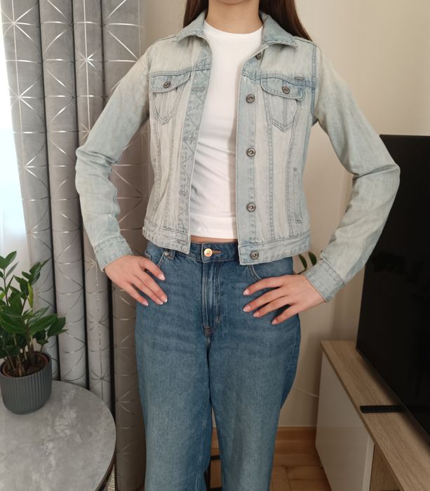 Jasno niebieska kurtka dżinsowa