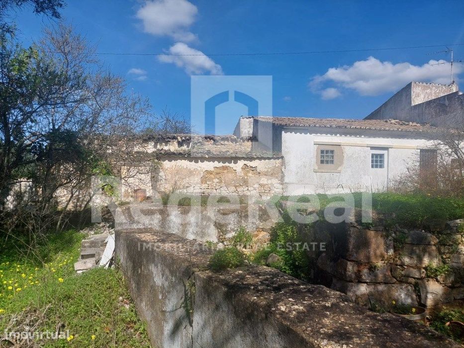 Conjunto de 2 moradias com 1025 m2 de terreno Urbano