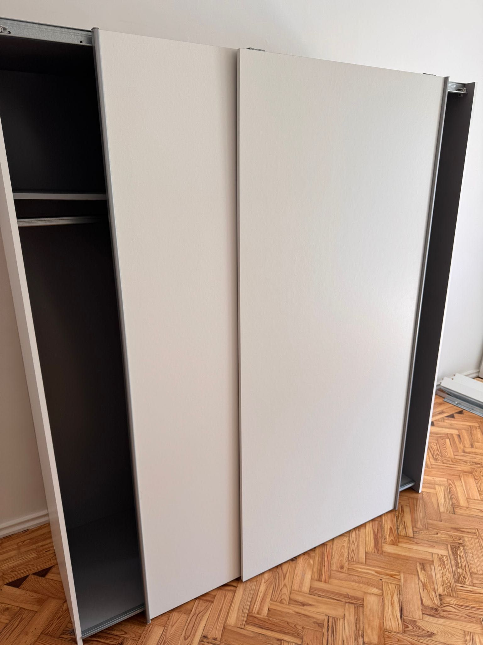 Roupeiro MANDALORE com portas deslizantes - Conforama