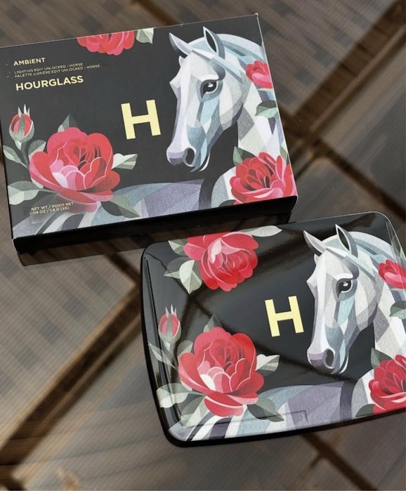 Лімітовані палетки Hourglass в світлому наповненні в наявності