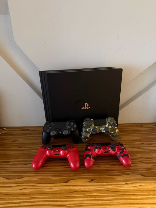 [PS4] Konsola PlayStation 4 Pro 1TB (CUH-7216B) + 4 Pady