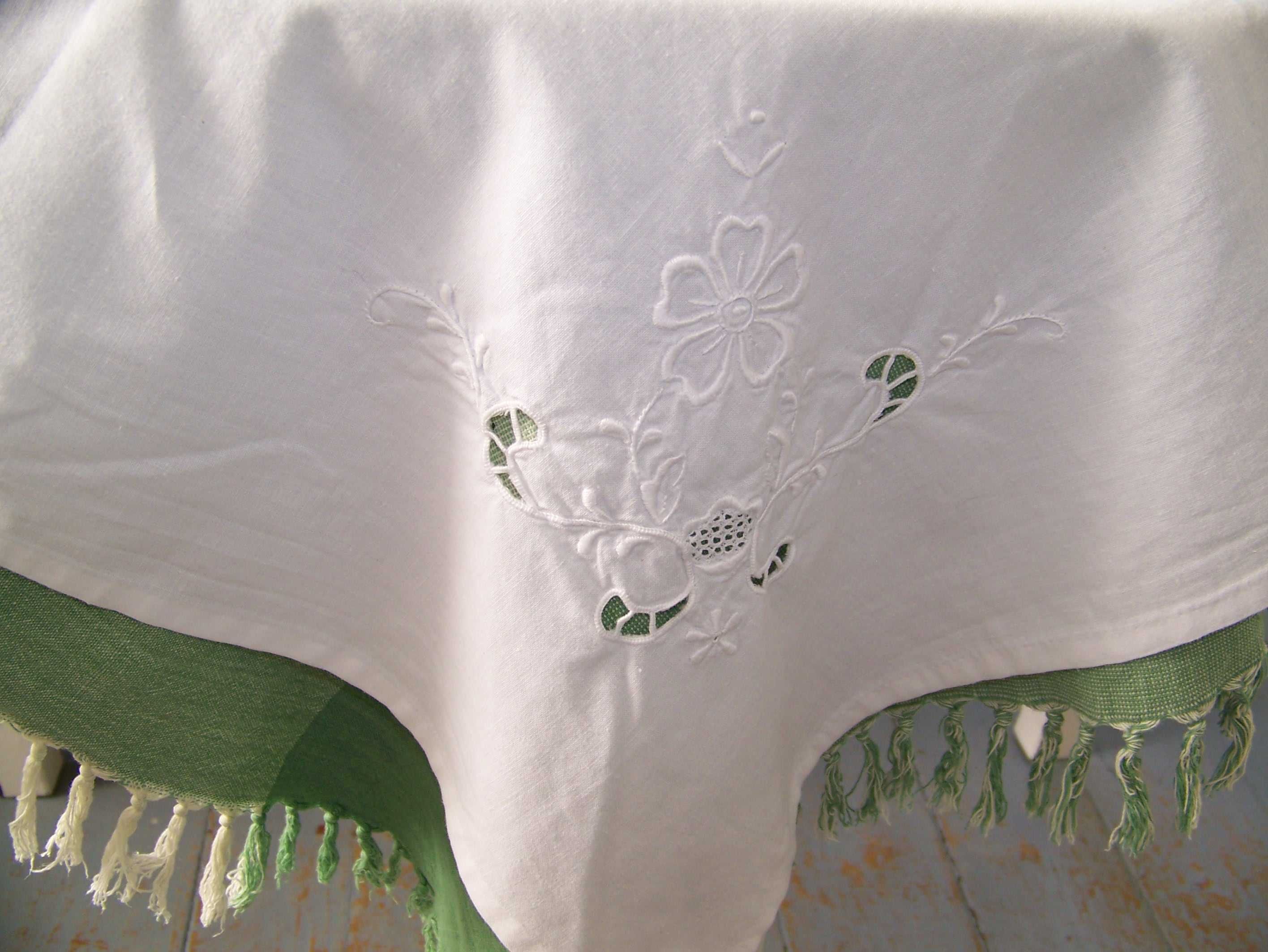 biały obrus haftowany 130cm/120cm