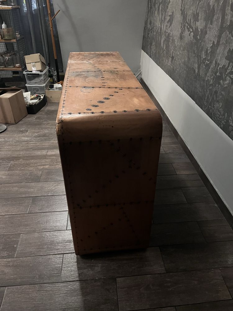 Designerska komoda w stylu industrialnym – miedź, drewno, kółka