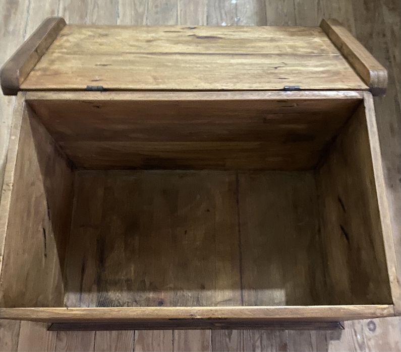 Bau em madeira antigo