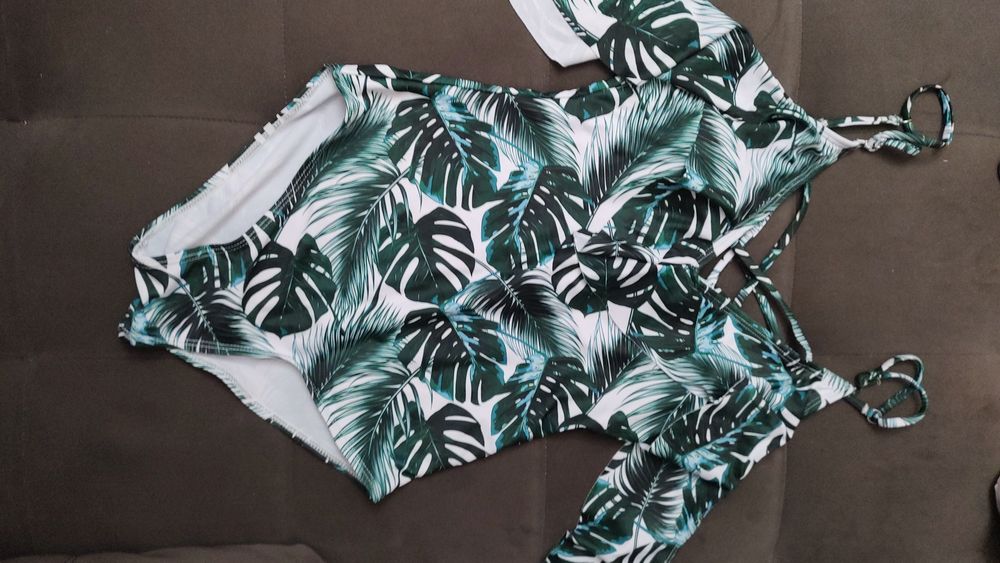 Жіночий суцільний купальник.