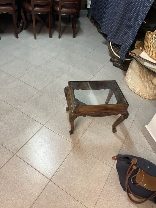 Mesa pequenina em madeira e vidro