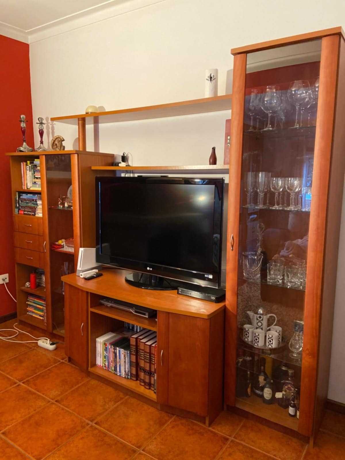 Estante em madeira com vitrine