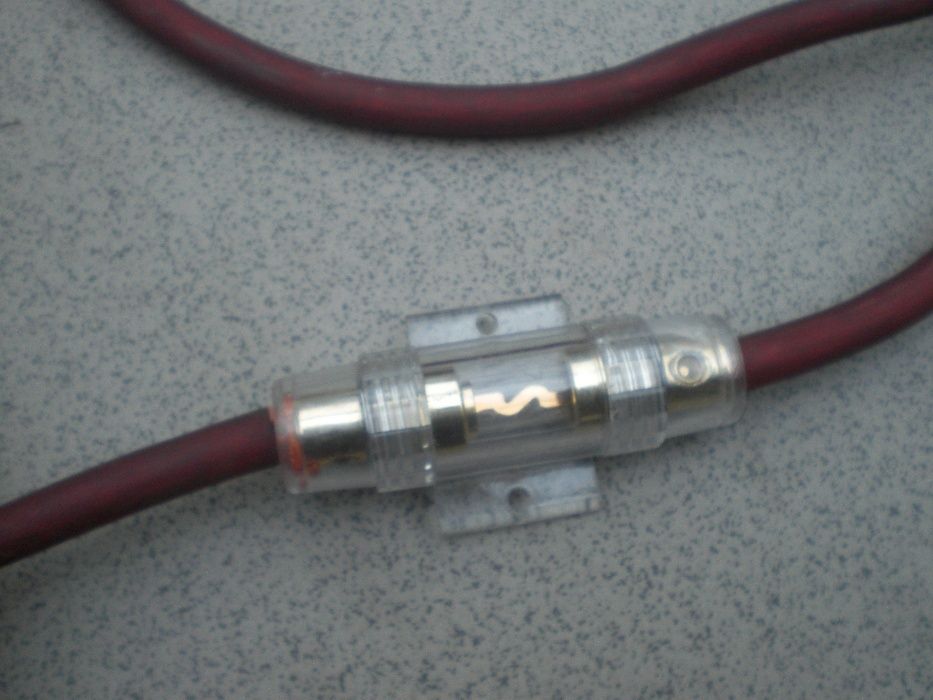 Силовой проводов (кабель) подключения автомобильного усилителя.