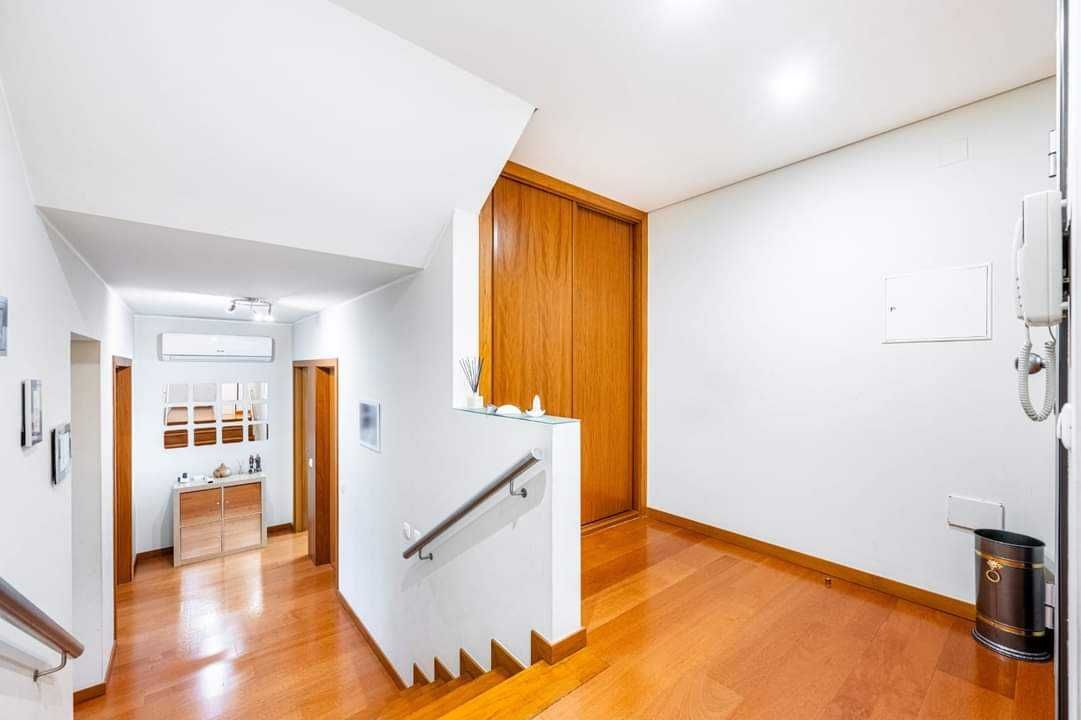 Vende-se: Apartamento T3 desnivelado com terraço