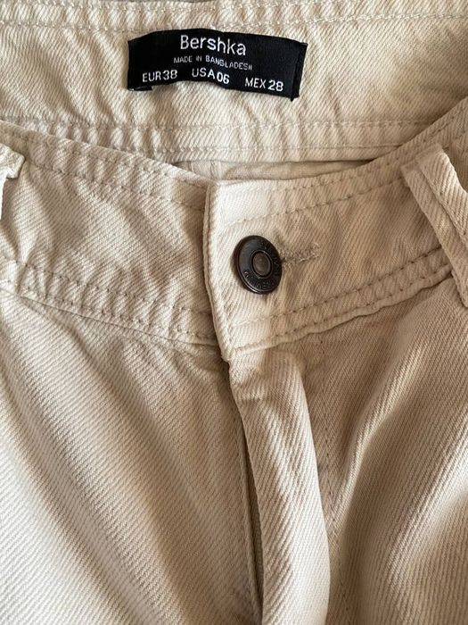Прямі широкі  бежеві джинси від Bershka,