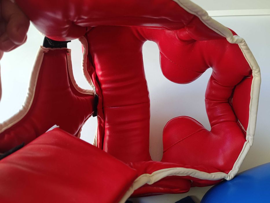 Боксерские перчатки Revenge 14 oz кожа + шлем Powerplay, бинты Fairtex