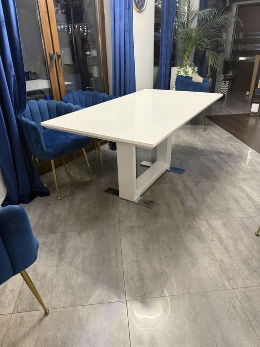 Stół lakierowany biały.