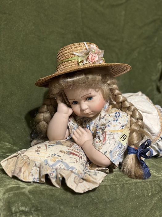 Лялька порцелянова