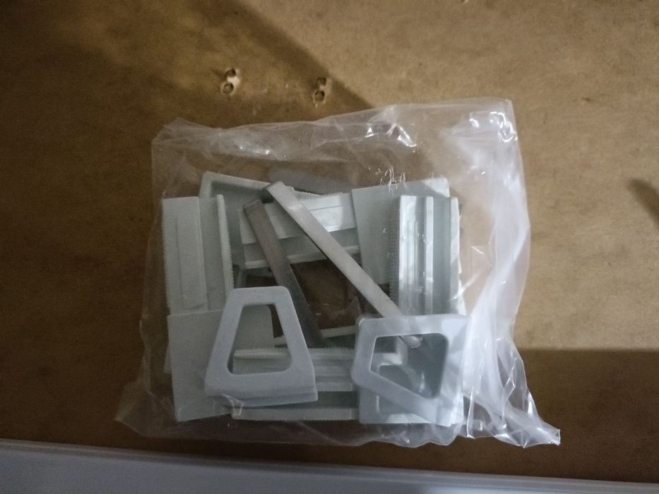 Moskitiera okienna aluminiowa biała z czarnym materiałem 80x100