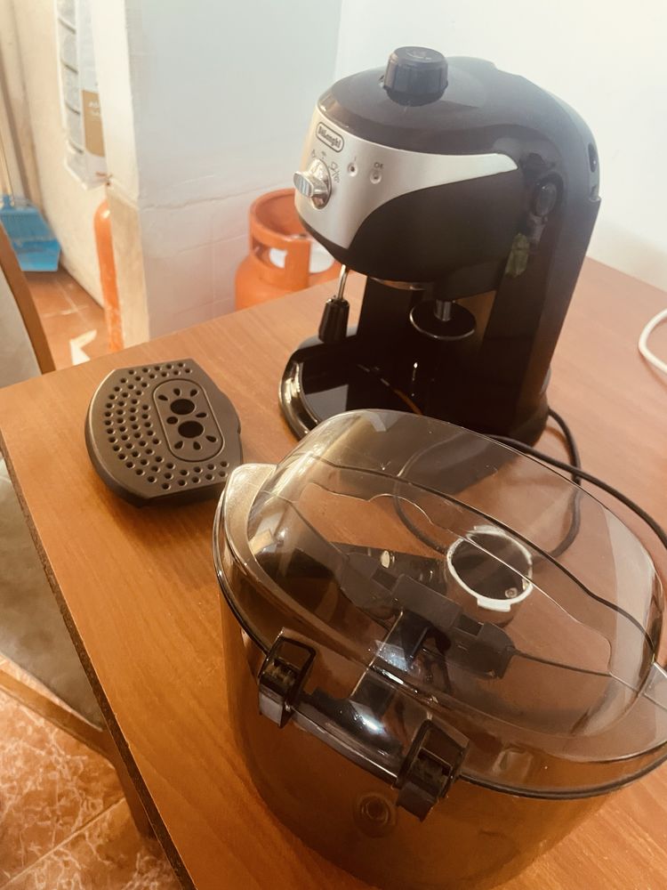 MÁQUINA DE CAFÉ EXPRESSO DELONGHI