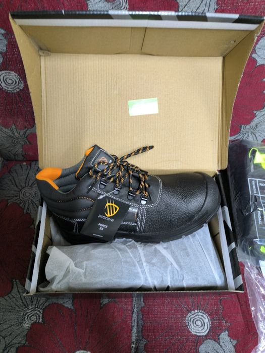 Nowe buty i spodnie robocze