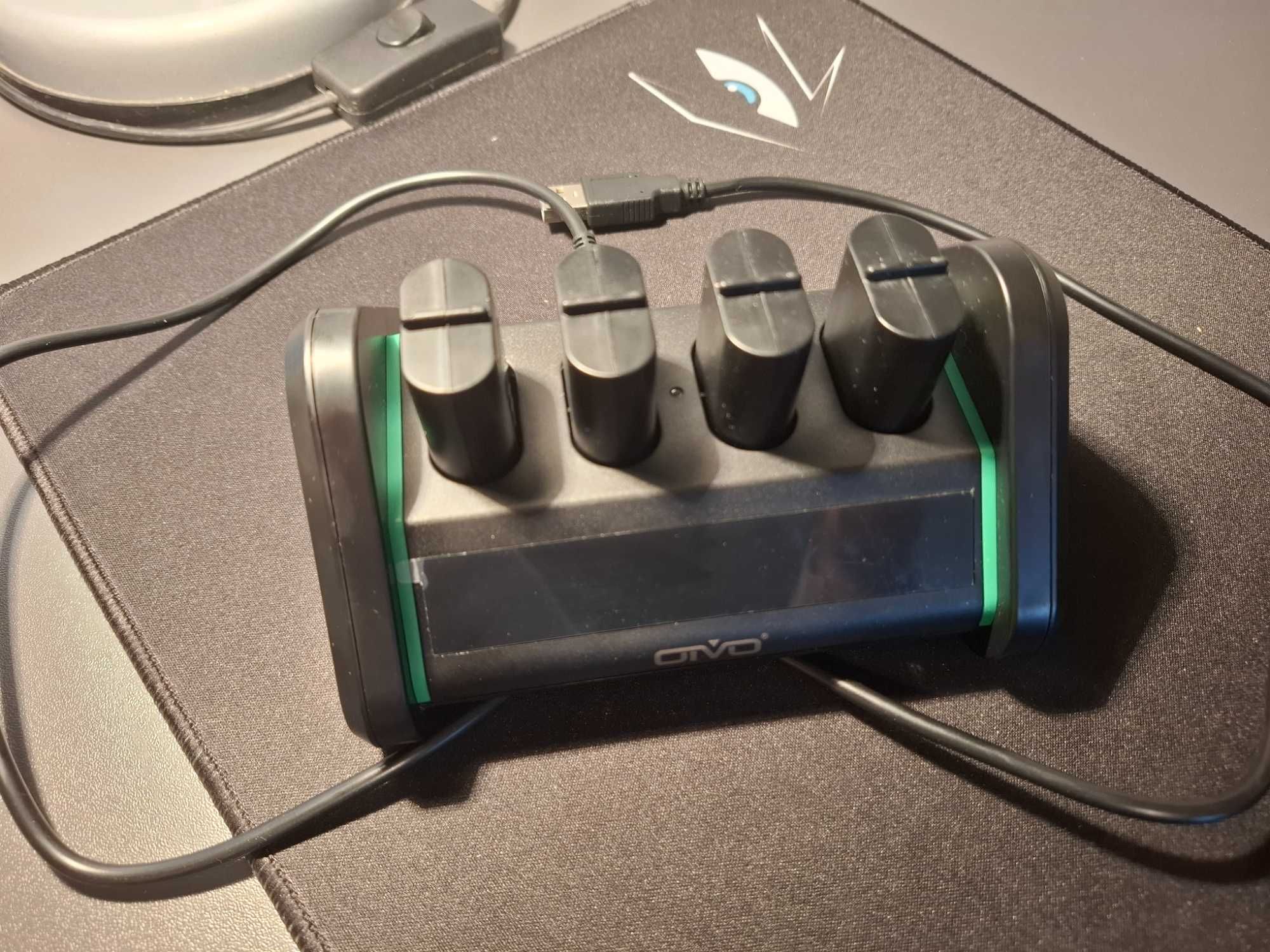 Zestaw akumulatorów OIVO wraz ze stacją ładującą do kontrolera Xbox.