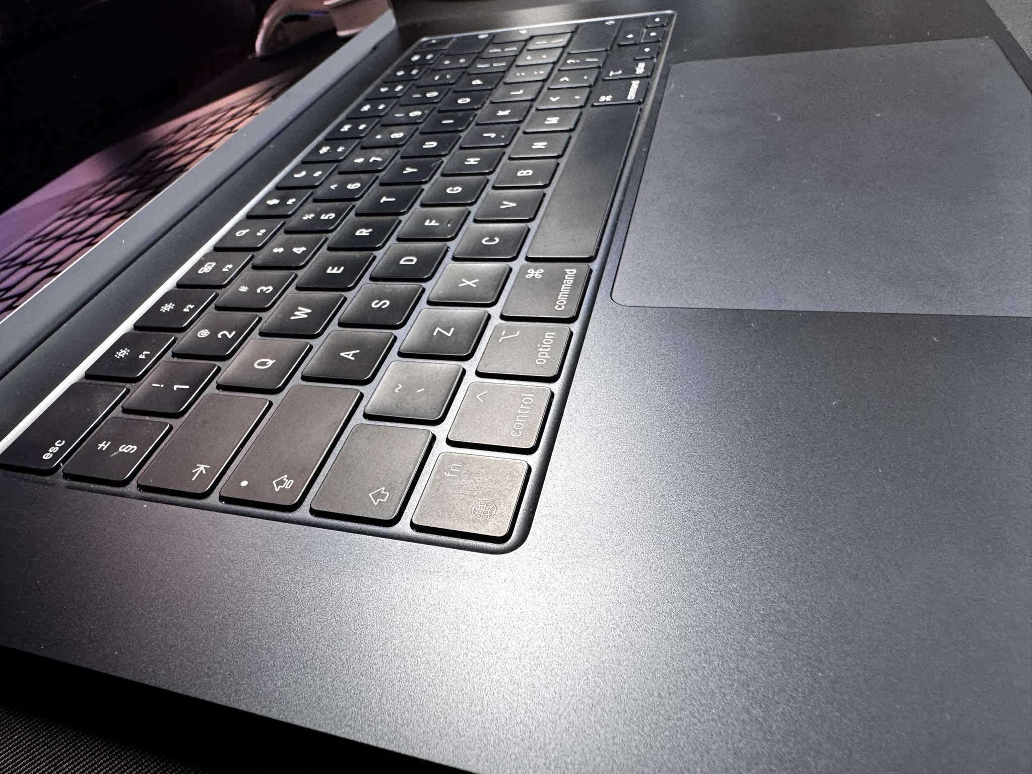 MacBook Air 15" M2 8/256 + Case UNIQ, GWARANCJA