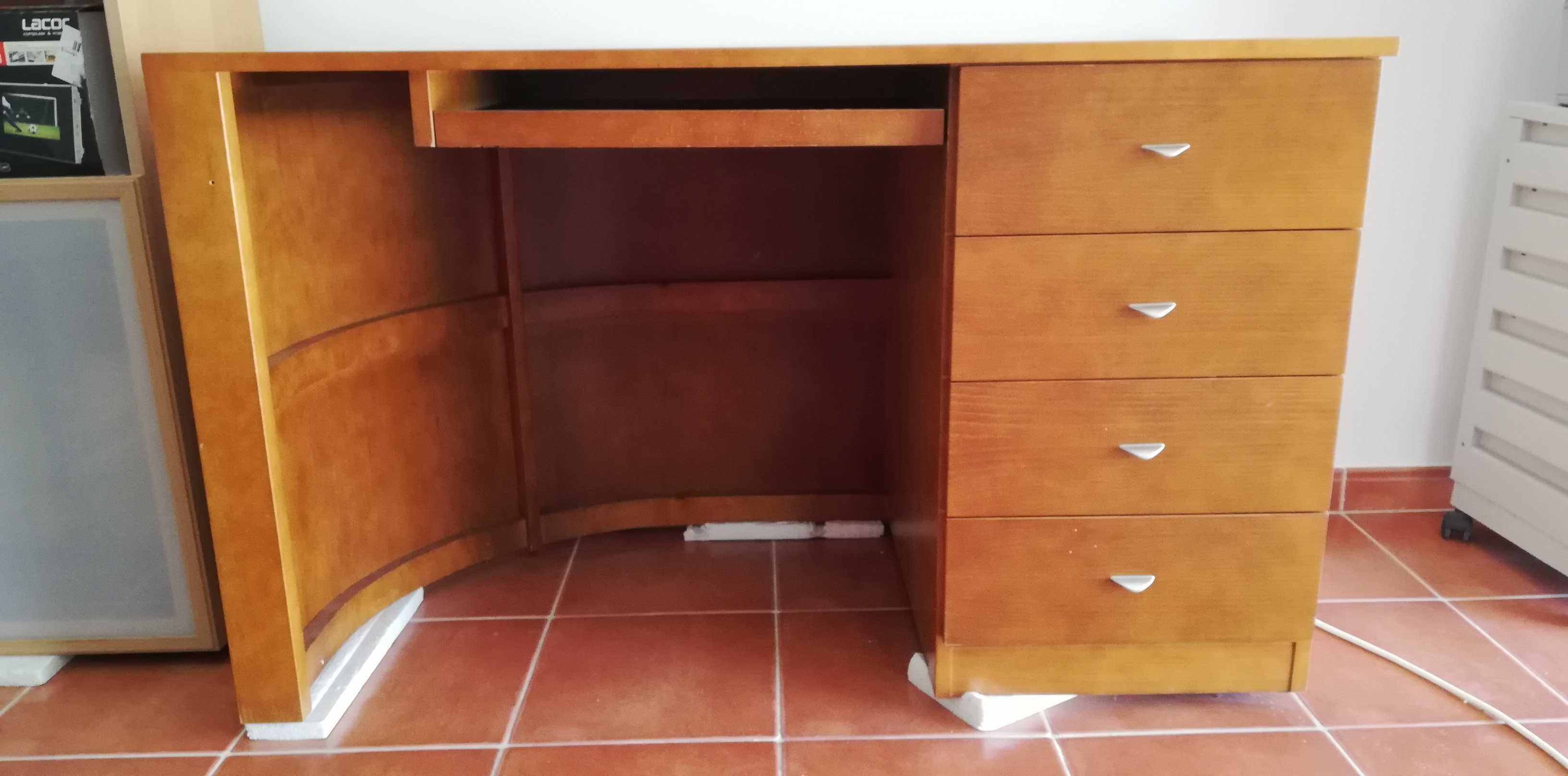 Secretária em madeira maciça cerejeira para PC com arrumação