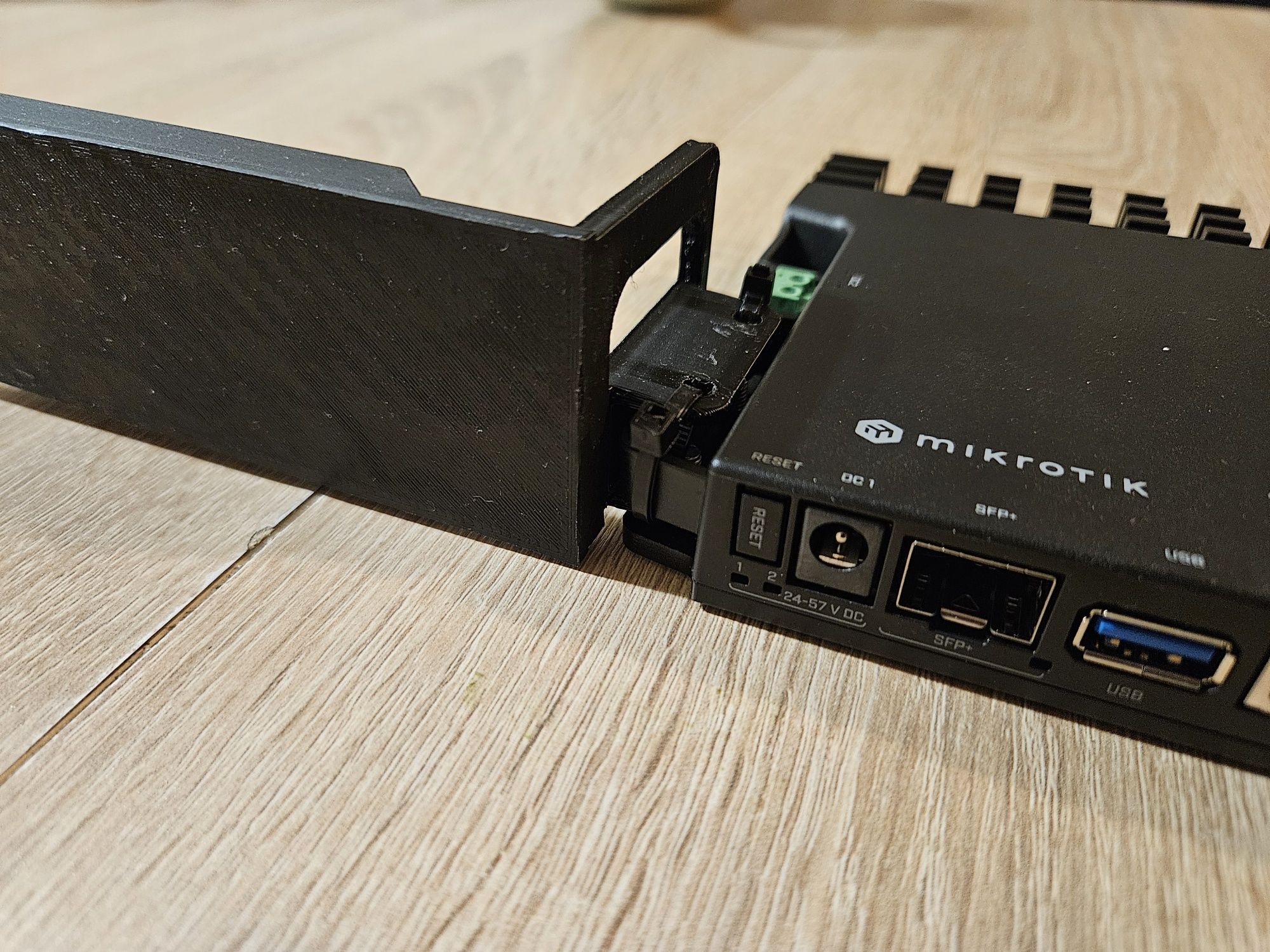 Uchwyt Mikrotik RB5009 rack 19"