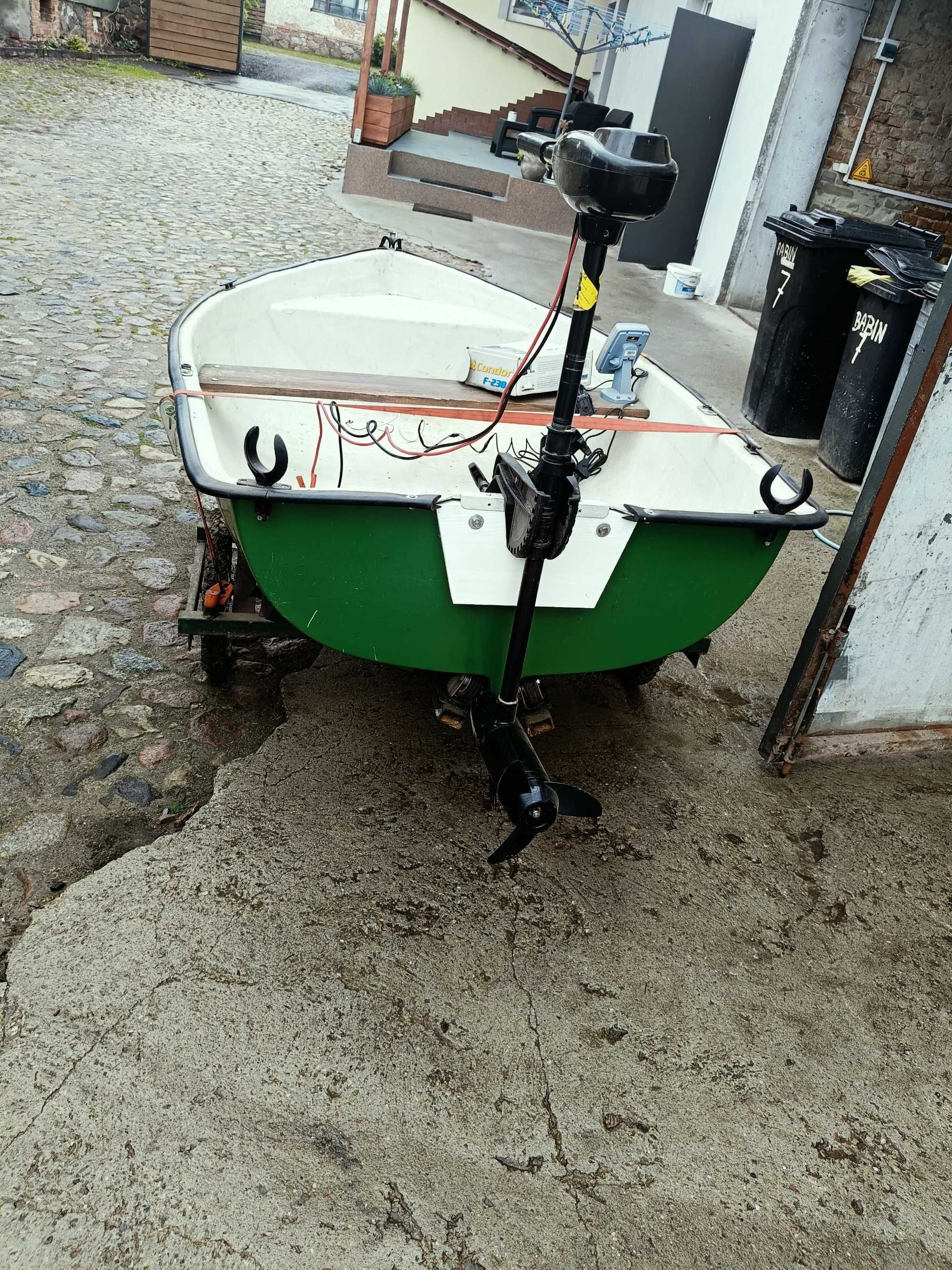 Sprzedam łódkę z silnikiem elektrycznym.