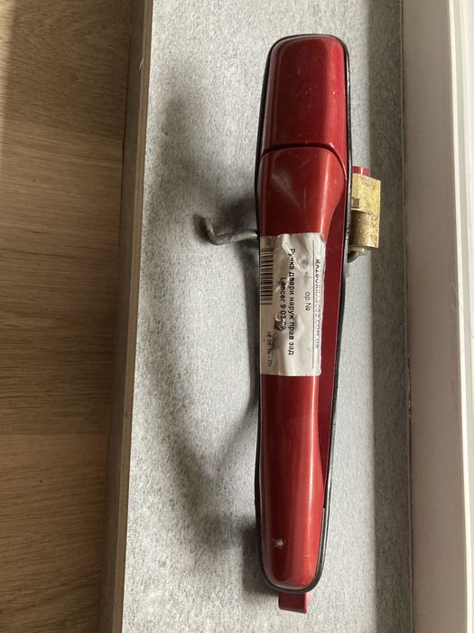 Продам дверну ручку на Mitsubishi Lancer 9, червоного кольору