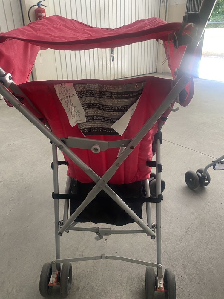 Dois carrinhos de bebé em bom estado .