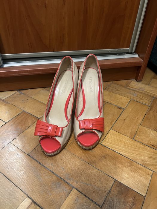 Туфлі на підборах бежеві з метеликом, розмір 39. На випускний, свято