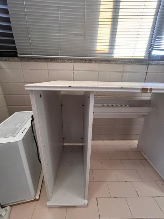 Secretaria com algumas marcas