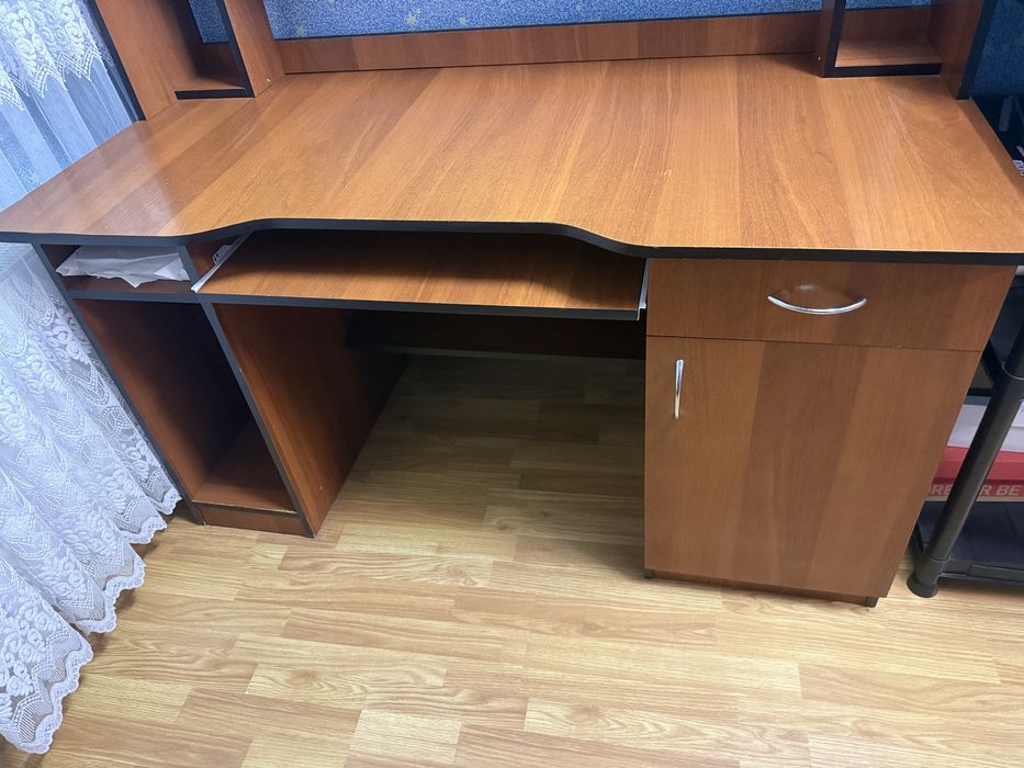 Стіл письмовий компютерний