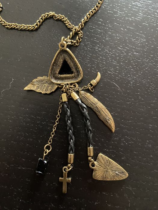 Colar comprido dourado e preto