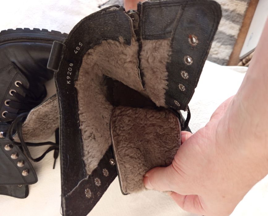 Продам Женские теплые сапожки 37 размера в Идеальном состоянии.