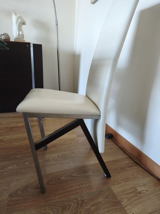 Vendo cadeiras de pele bege de sala