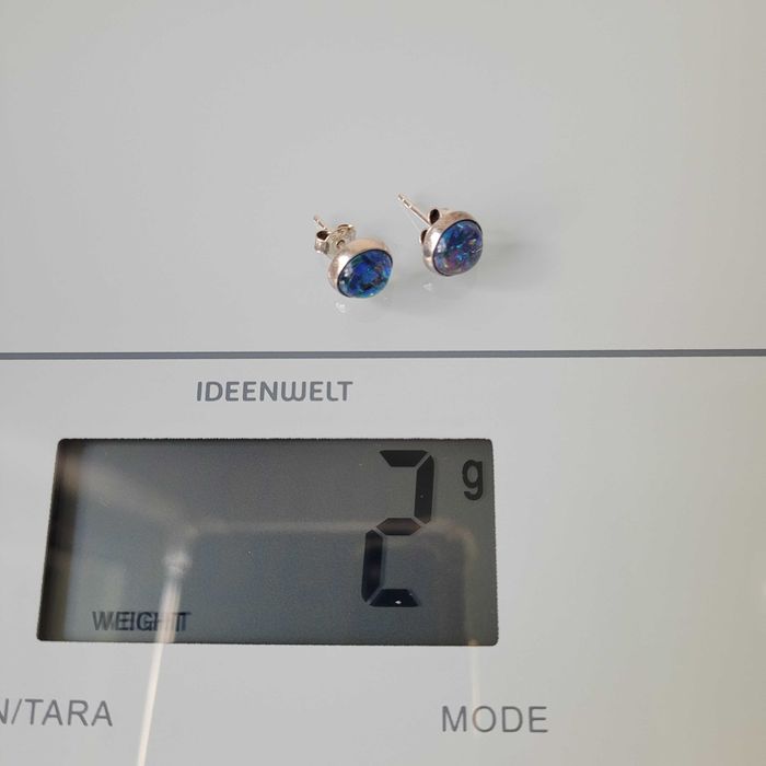 Kolczyki wkrętki z niebieskim opalem