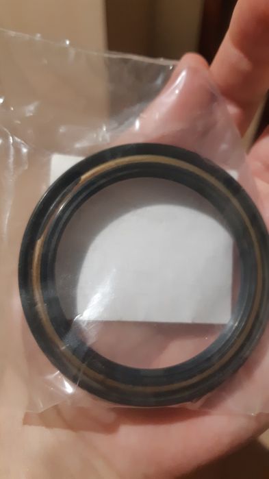 Сальник і кільце на ступицю